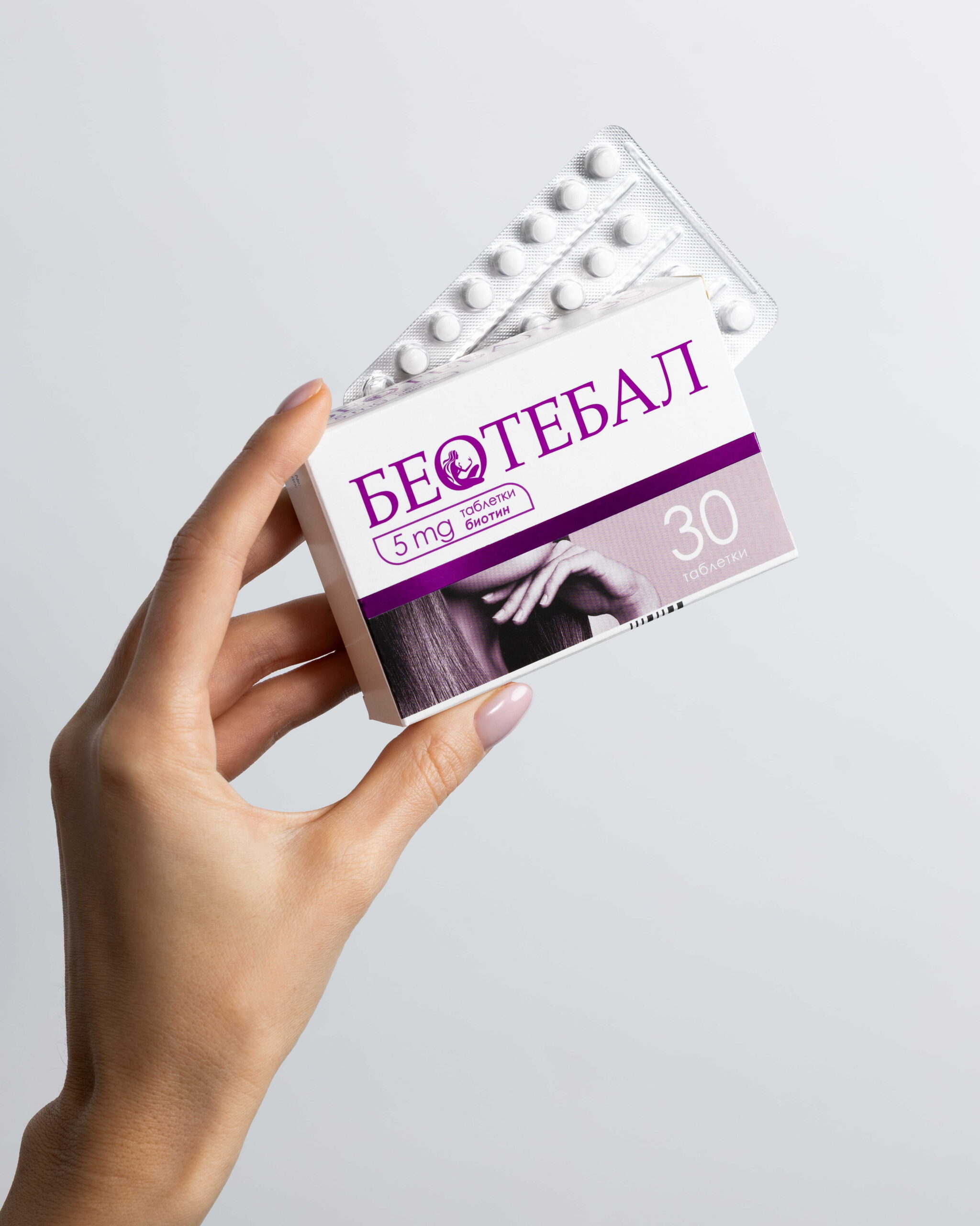 Hand holding Beotebal 5mg packshot